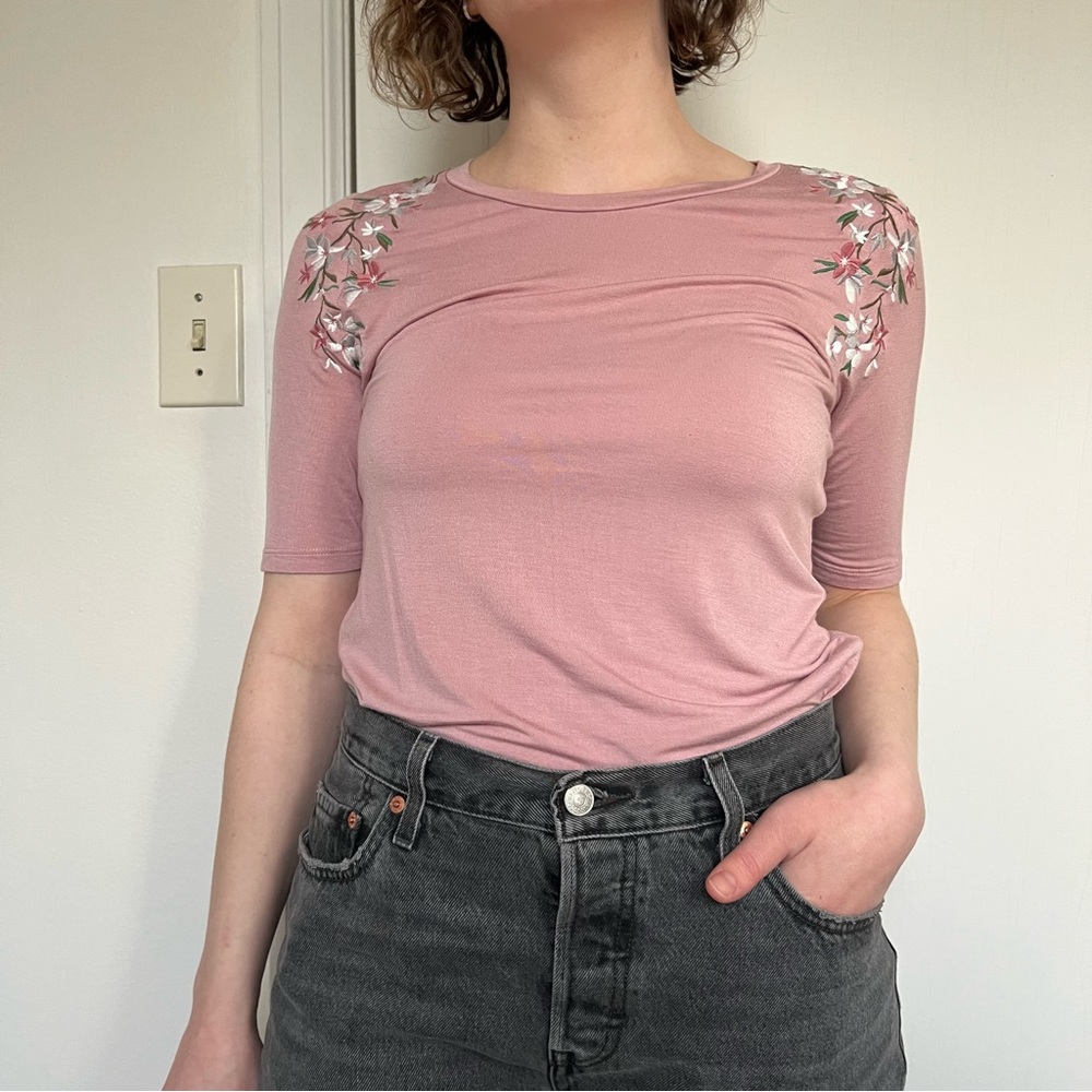 Floral embroidered dusty rose petite top - SP